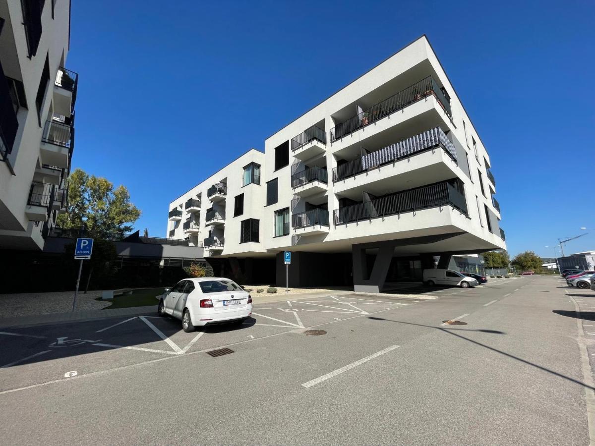 Trenčín Greenbay Apartment With Free Parking מראה חיצוני תמונה
